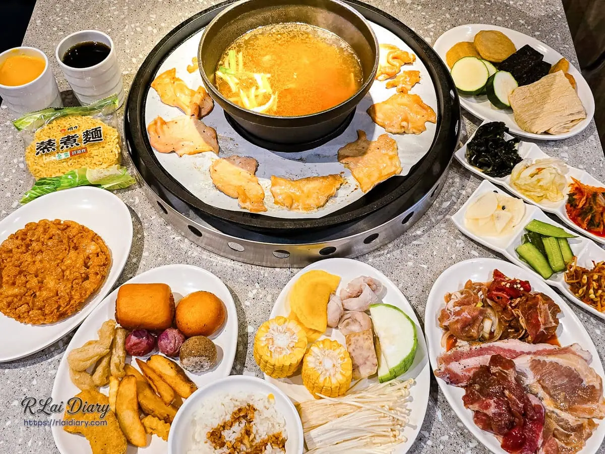 台中西屯美滿火烤店滿桌豐盛的火烤兩吃吃到飽，包含居中沸騰的爆炒石頭鍋、周圍炙烤的肉片