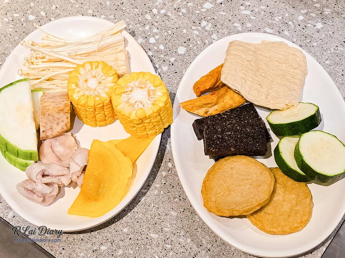 盛裝高山玉米、櫛瓜片與扎實黑輪片的鮮活時蔬配料盤