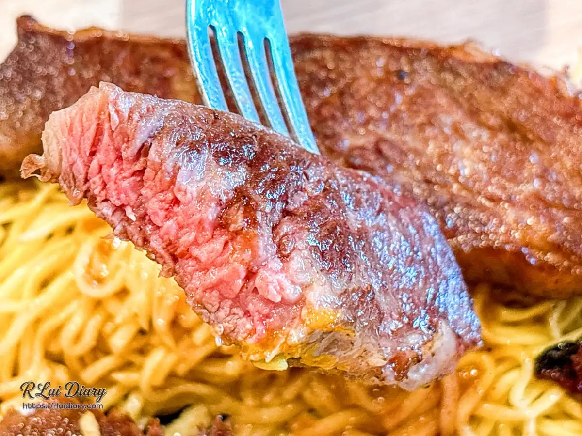 牛範生大里國光店無骨牛小排粉嫩肉質切面特寫