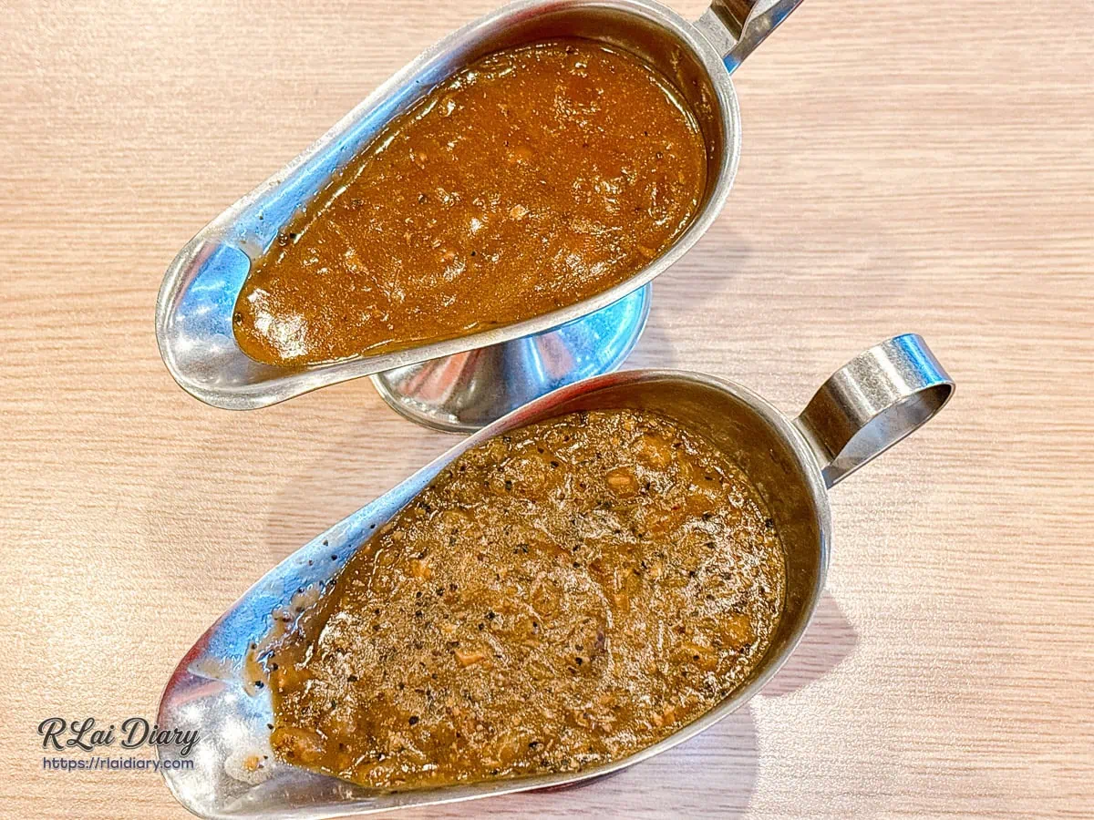 牛範生大里國光店醇厚黑胡椒醬與溫和蘑菇醬