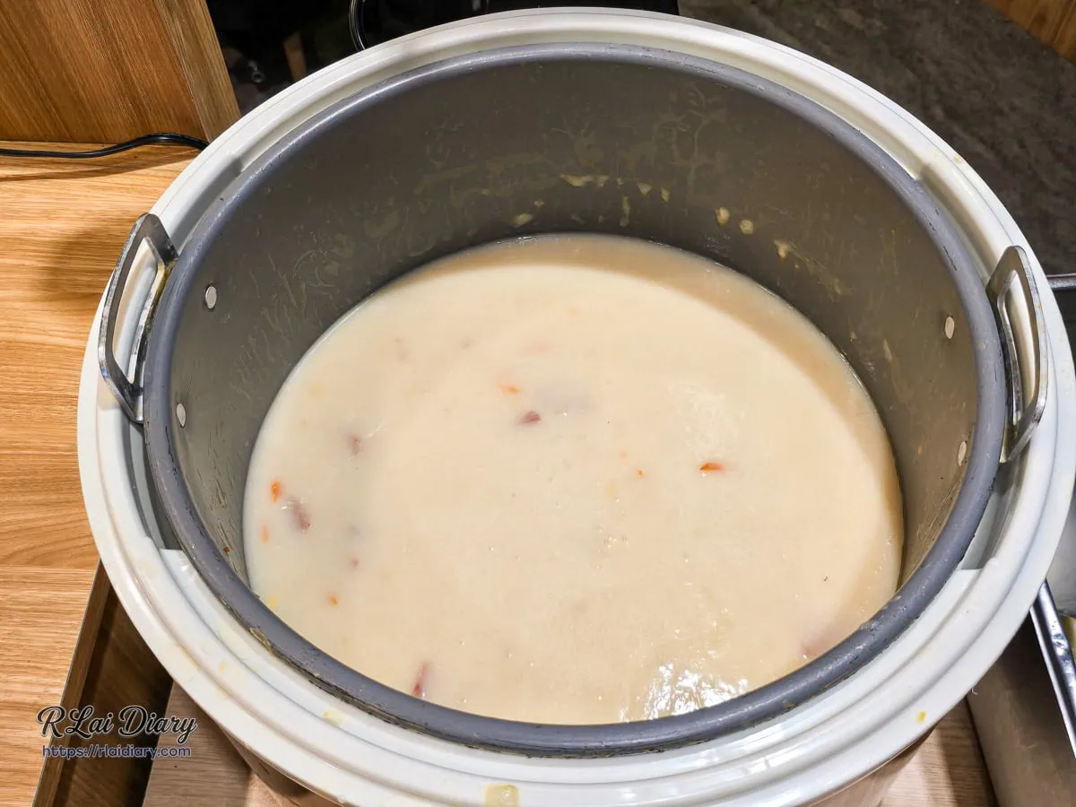 牛範生大里國光店自助吧香濃滑順的玉米濃湯