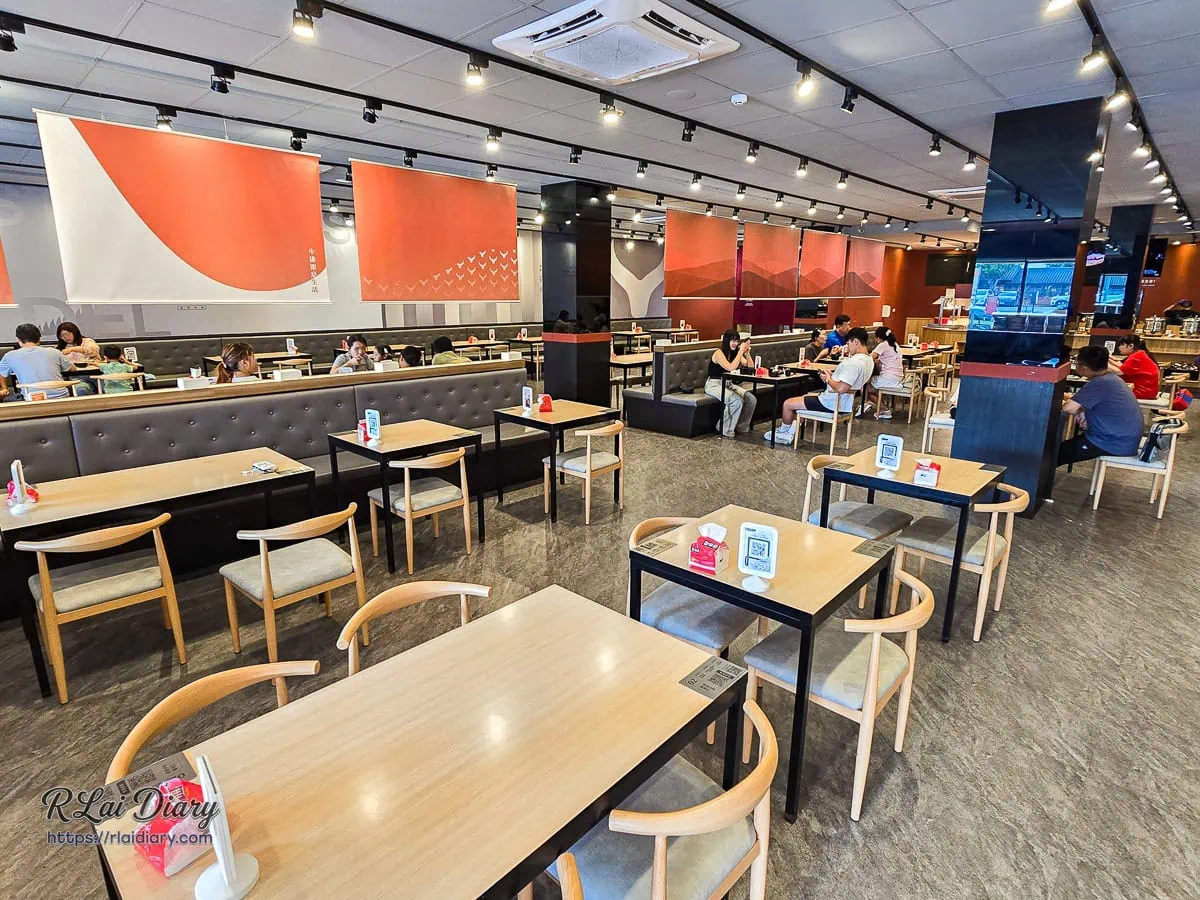 牛範生台式蒜香牛排大里國光店寬敞明亮的室內用餐環境