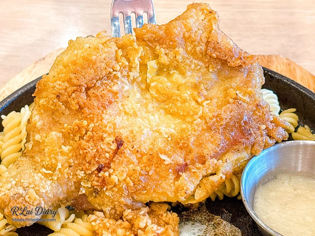 牛範生大里國光店香煎雞腿排金黃酥脆外皮特寫