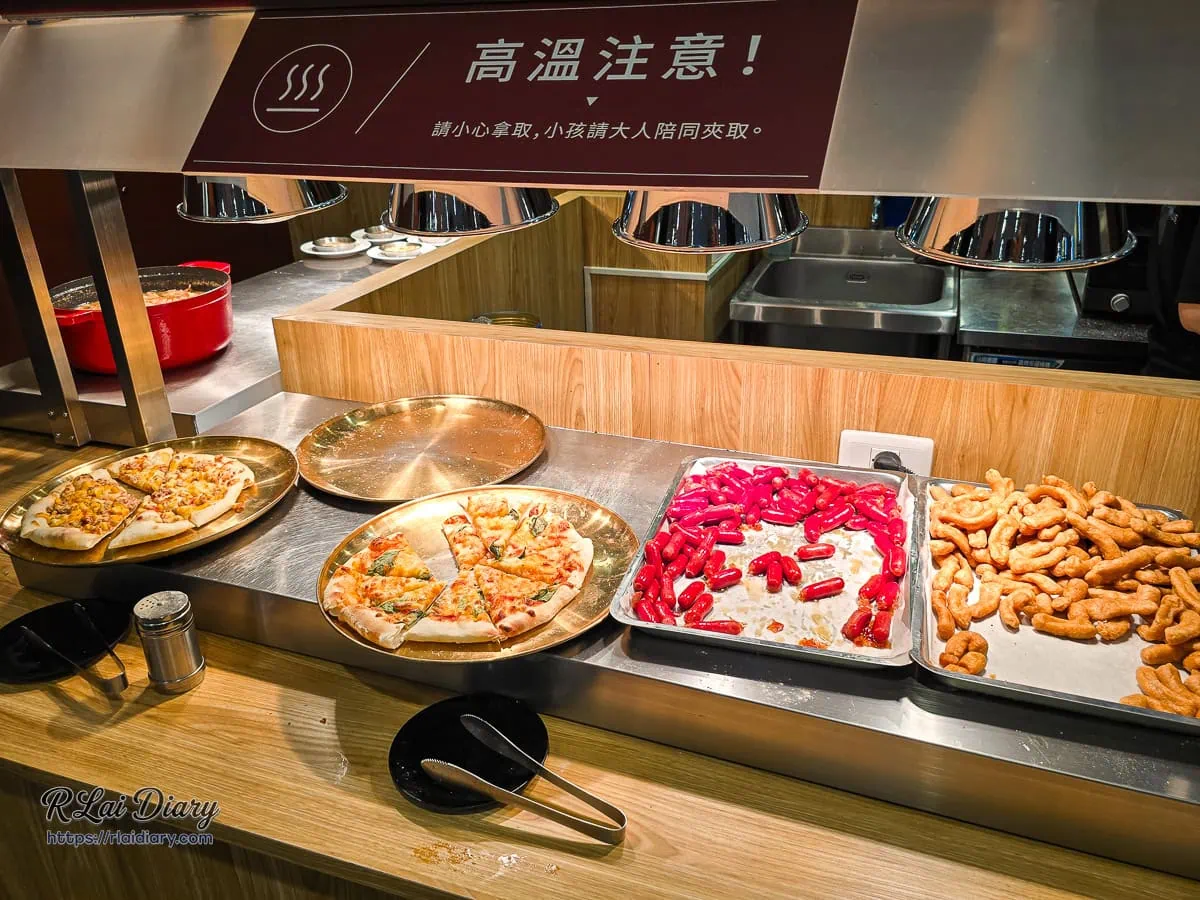 牛範生大里國光店自助吧現烤起司披薩與炸物區