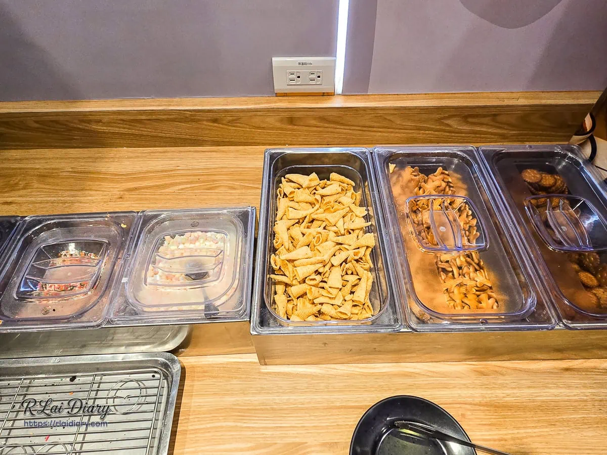 牛範生大里國光店自助吧古早味零食與餅乾區