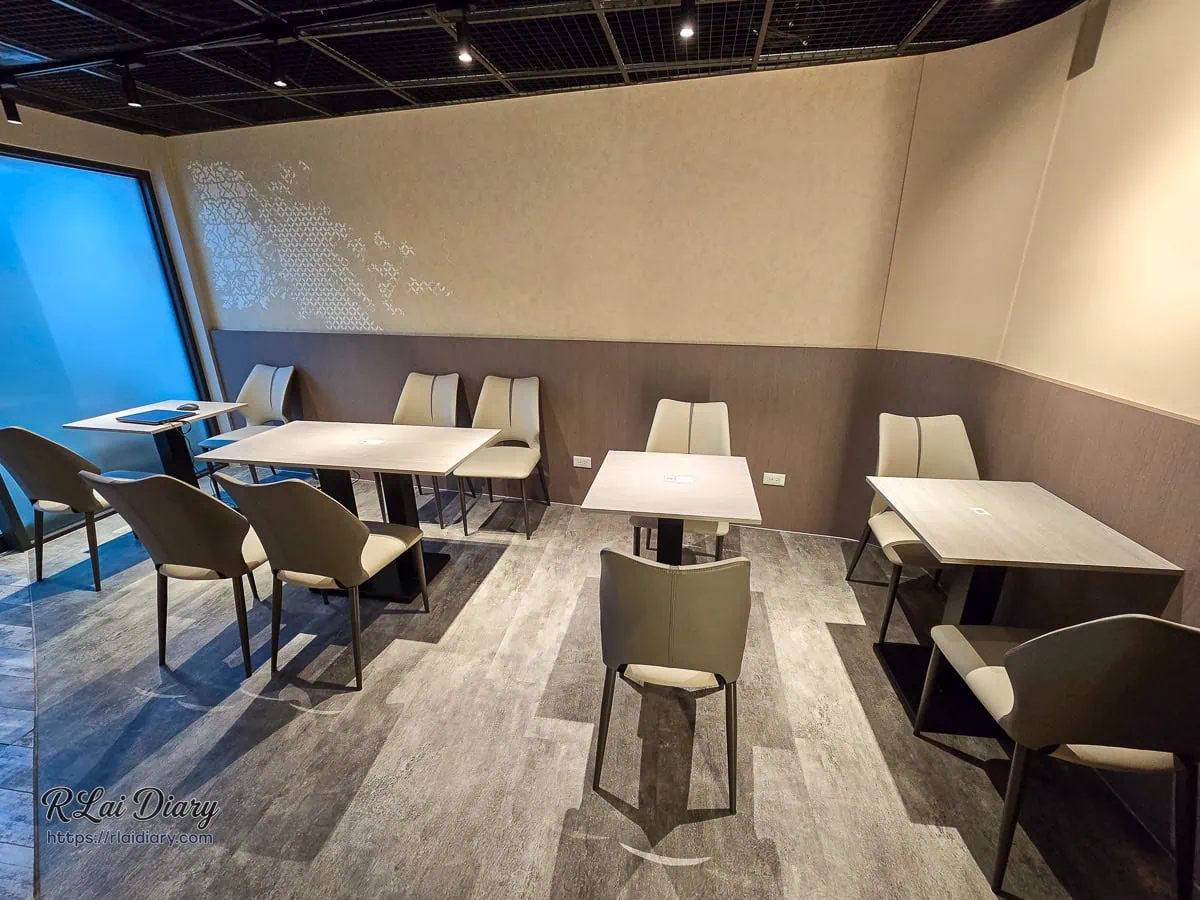 樸樹咖啡萬華店靜謐溫馨的角落沙發內用座位