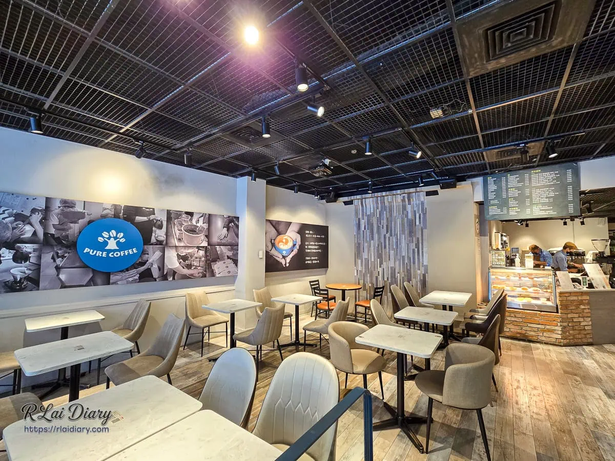 樸樹咖啡萬華店寬敞舒適的大理石桌內用座位區