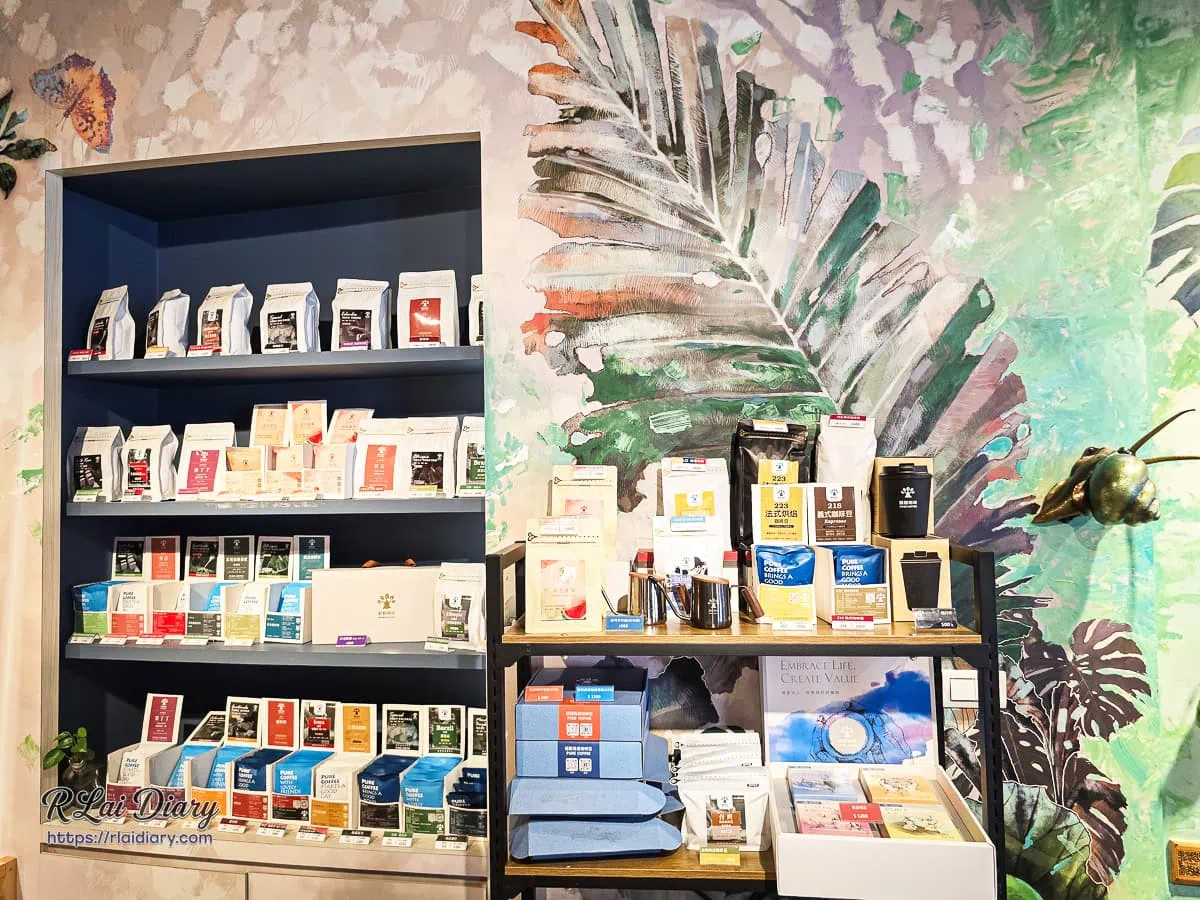 樸樹咖啡萬華店特色熱帶綠意牆面與自家烘焙咖啡豆展架