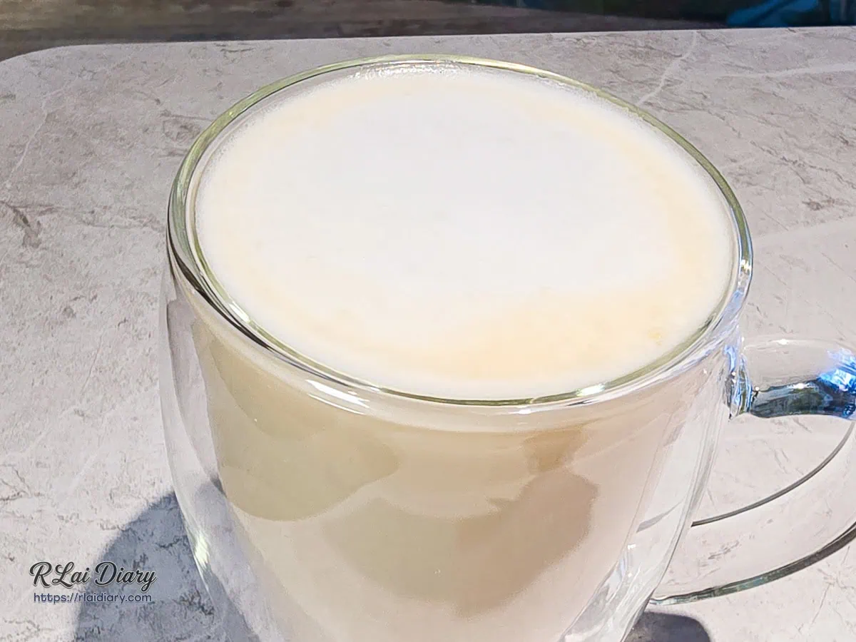 樸樹咖啡萬華店玫瑰風味紅茶拿鐵綿密奶泡特寫