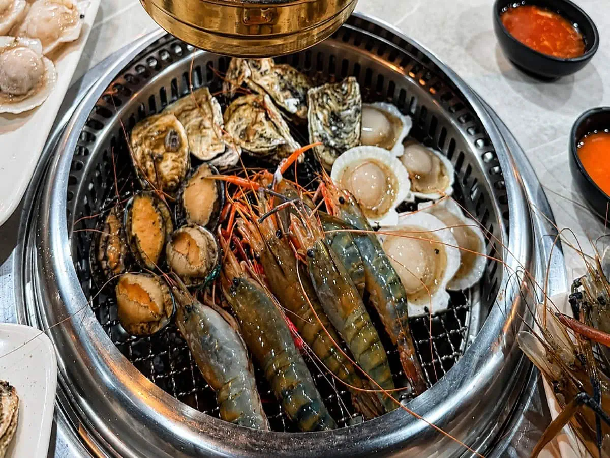 桃園火車站美食TenTen HOTPOT BBQ炭火烤爐上的泰國蝦、生蠔與小鮑魚海鮮盛宴