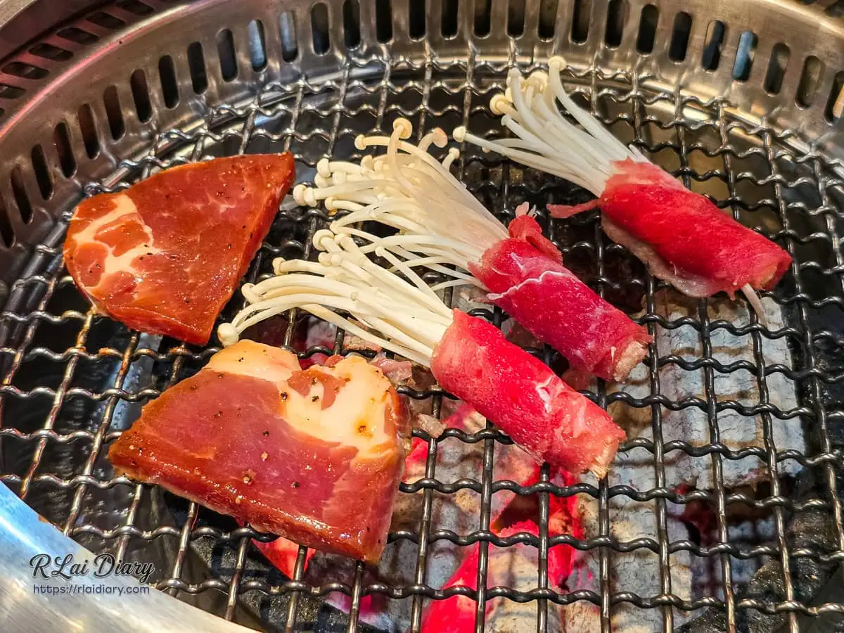 TenTen HOTPOT BBQ炭火燒烤金針菇牛肉捲與特調肉片