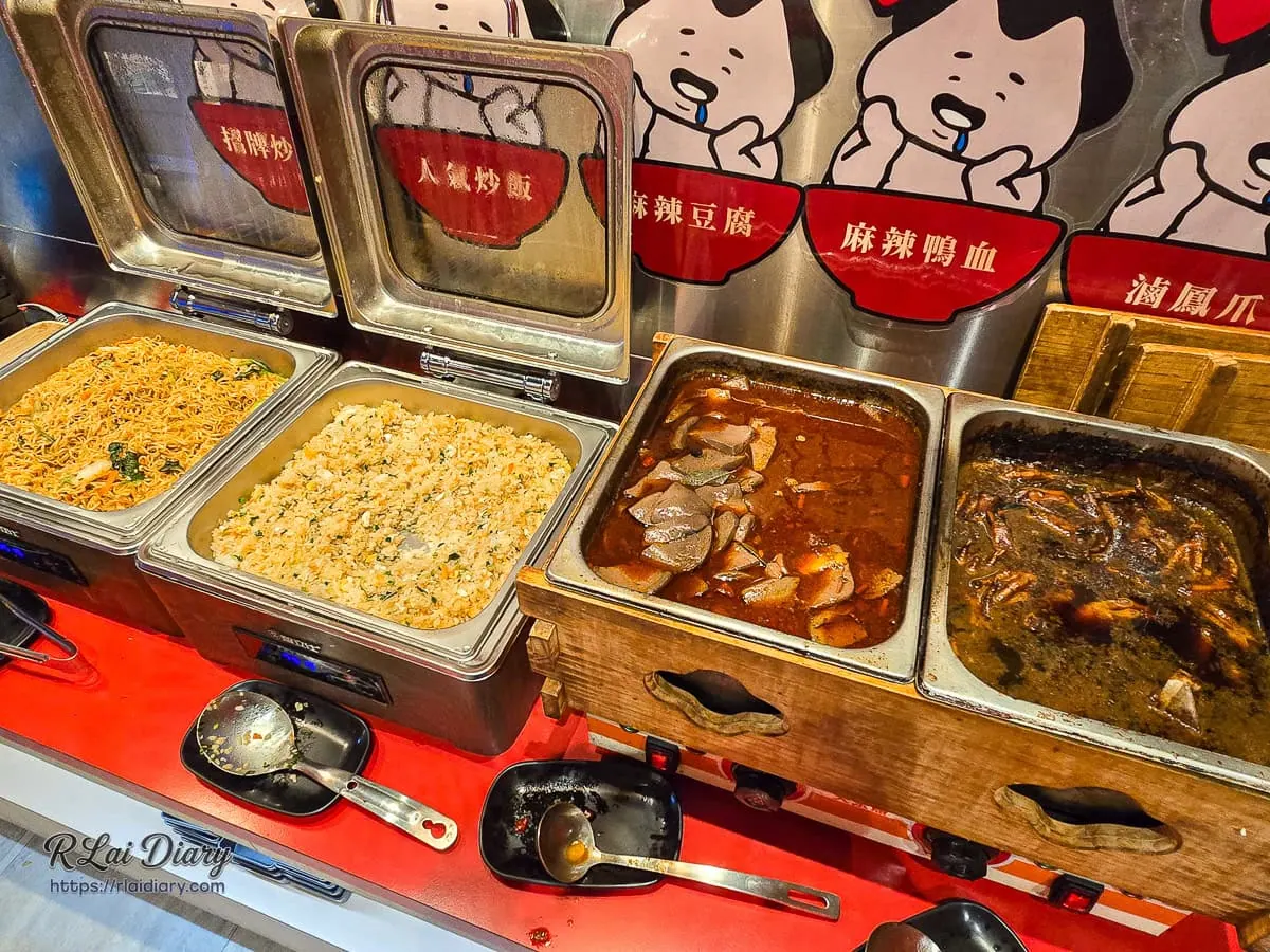 熟食區人氣招牌麻辣鴨血與熱炒料理