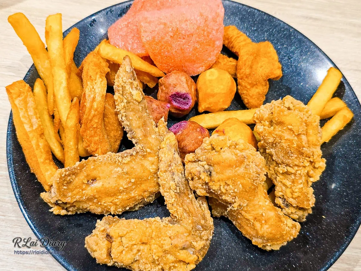現炸金黃酥脆炸雞翅薯條與蝦餅拼盤