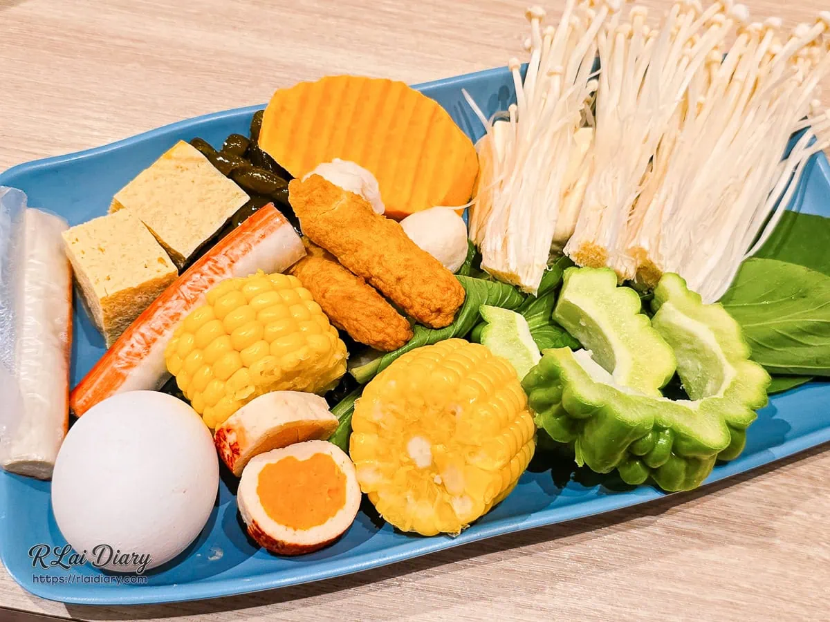 築崎火鍋自助吧豐盛翠綠蔬菜與火鍋料拼盤