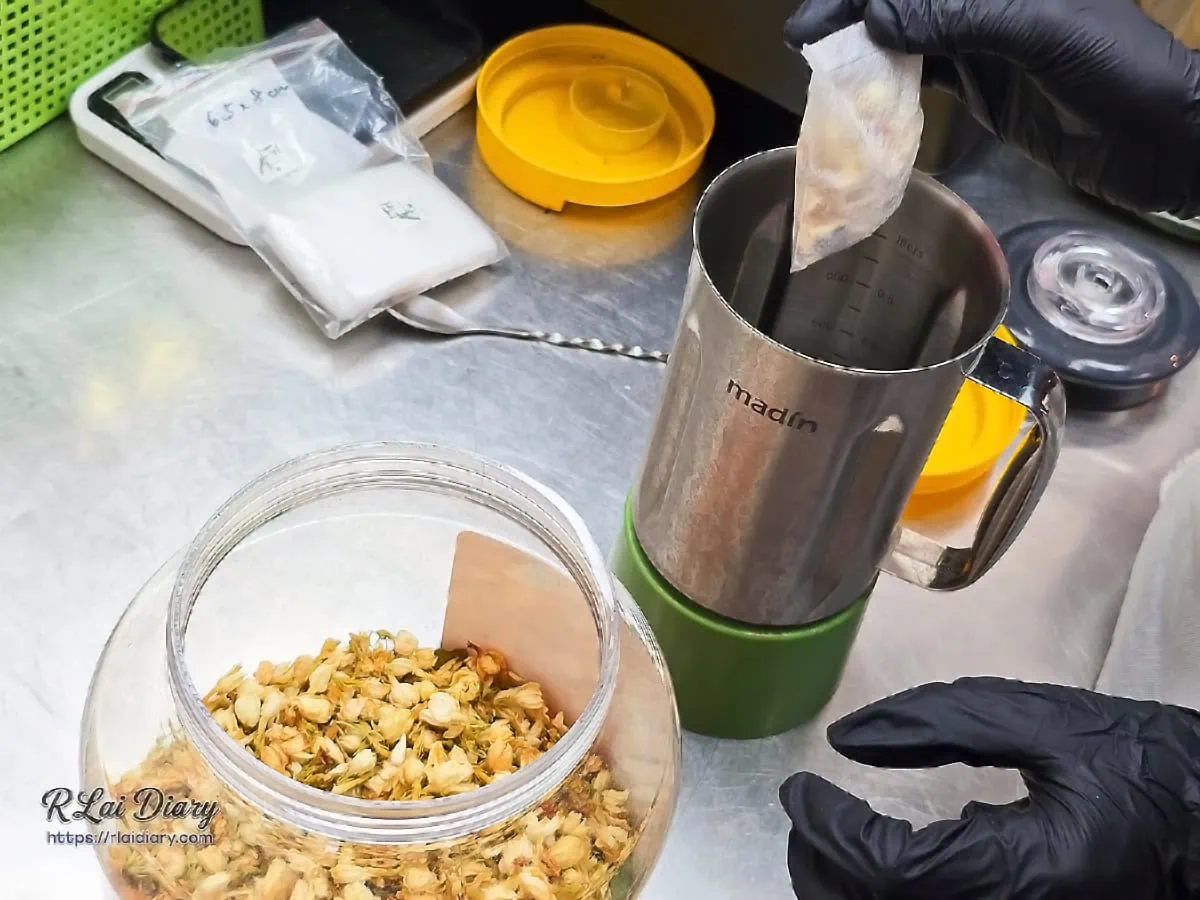 媗湛堂用心將天然花草茶包放入調理機製作飲品