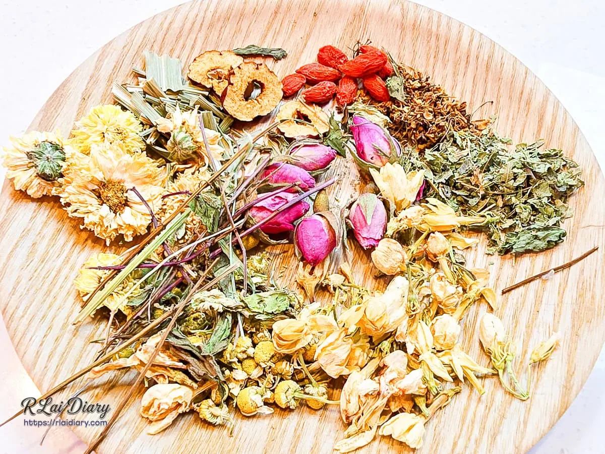 木盤展示媗湛堂優質乾燥菊花、玫瑰與紅棗等養生茶食材
