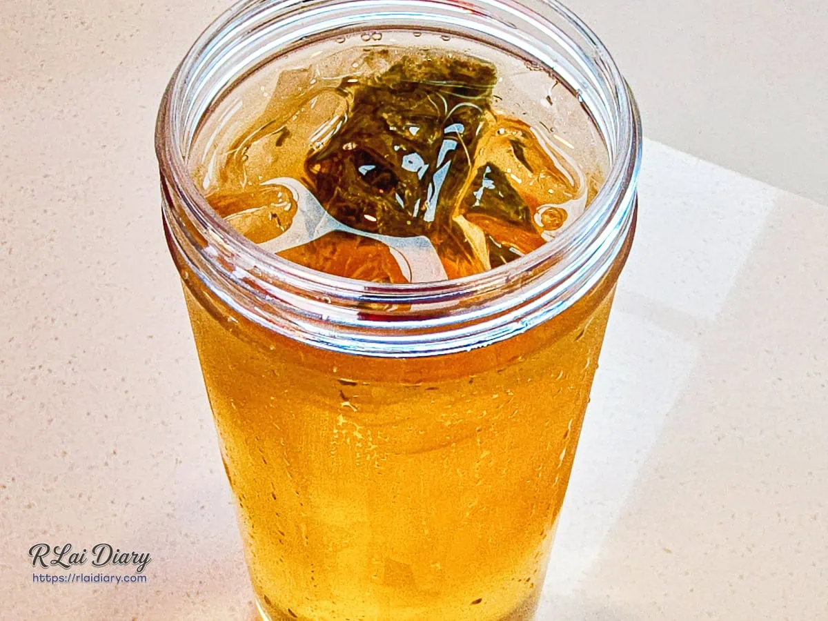 透明杯裝媗湛堂金萱馬鞭草本茶，色澤自然雅緻