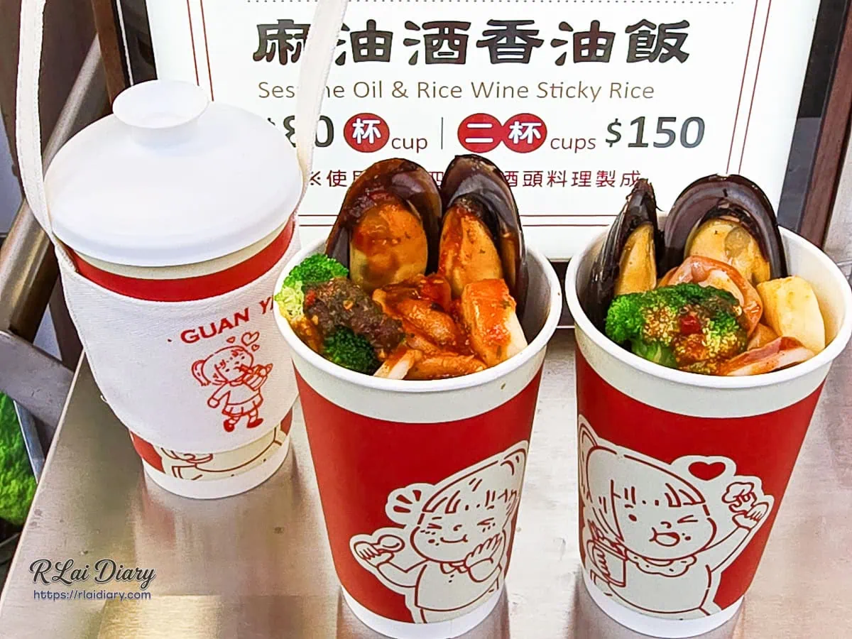 冠顗油飯一中店餐點大合照,包含蒜香與五味海鮮油飯丼,以及搭配打卡贈送的限量帆布提袋