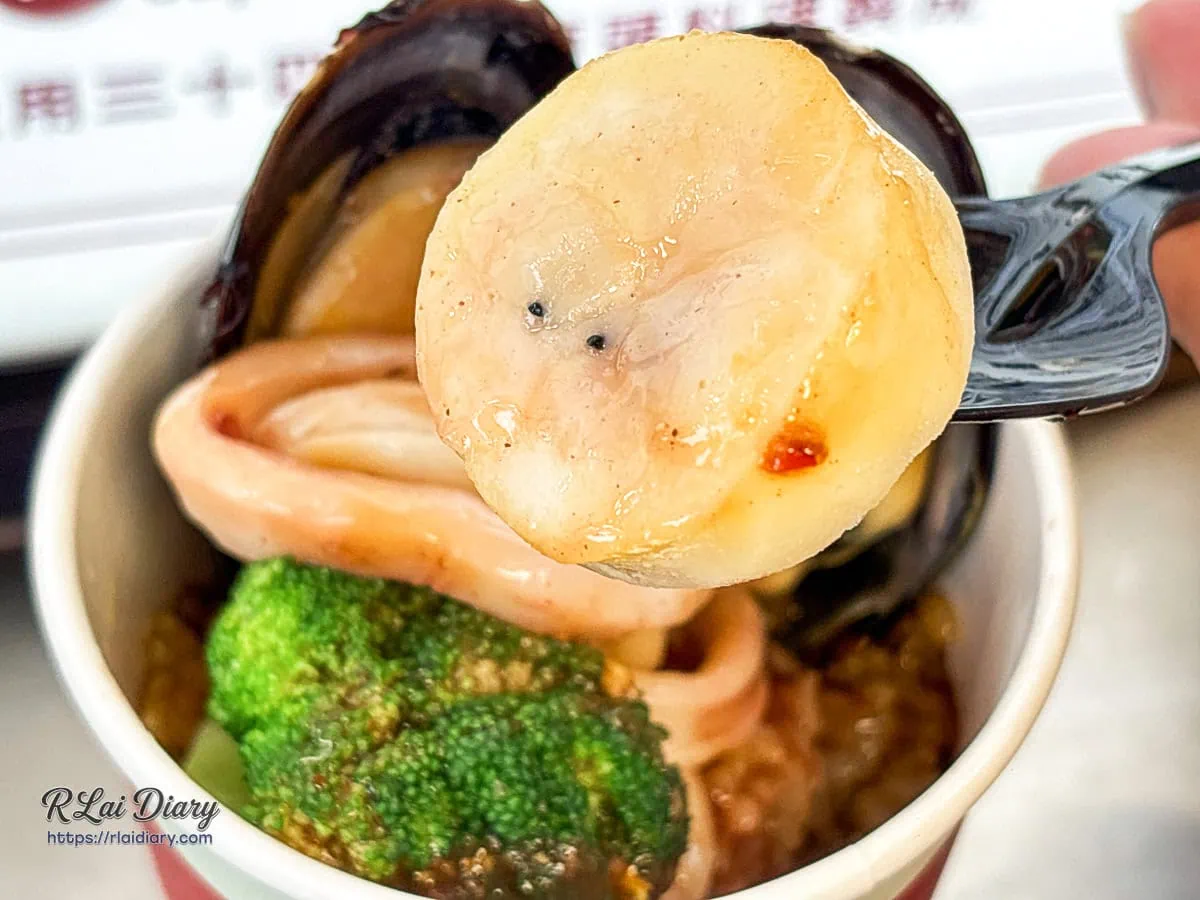 冠顗油飯一中店蒜香海鮮油飯丼，干貝搭配花椰菜，用料實在