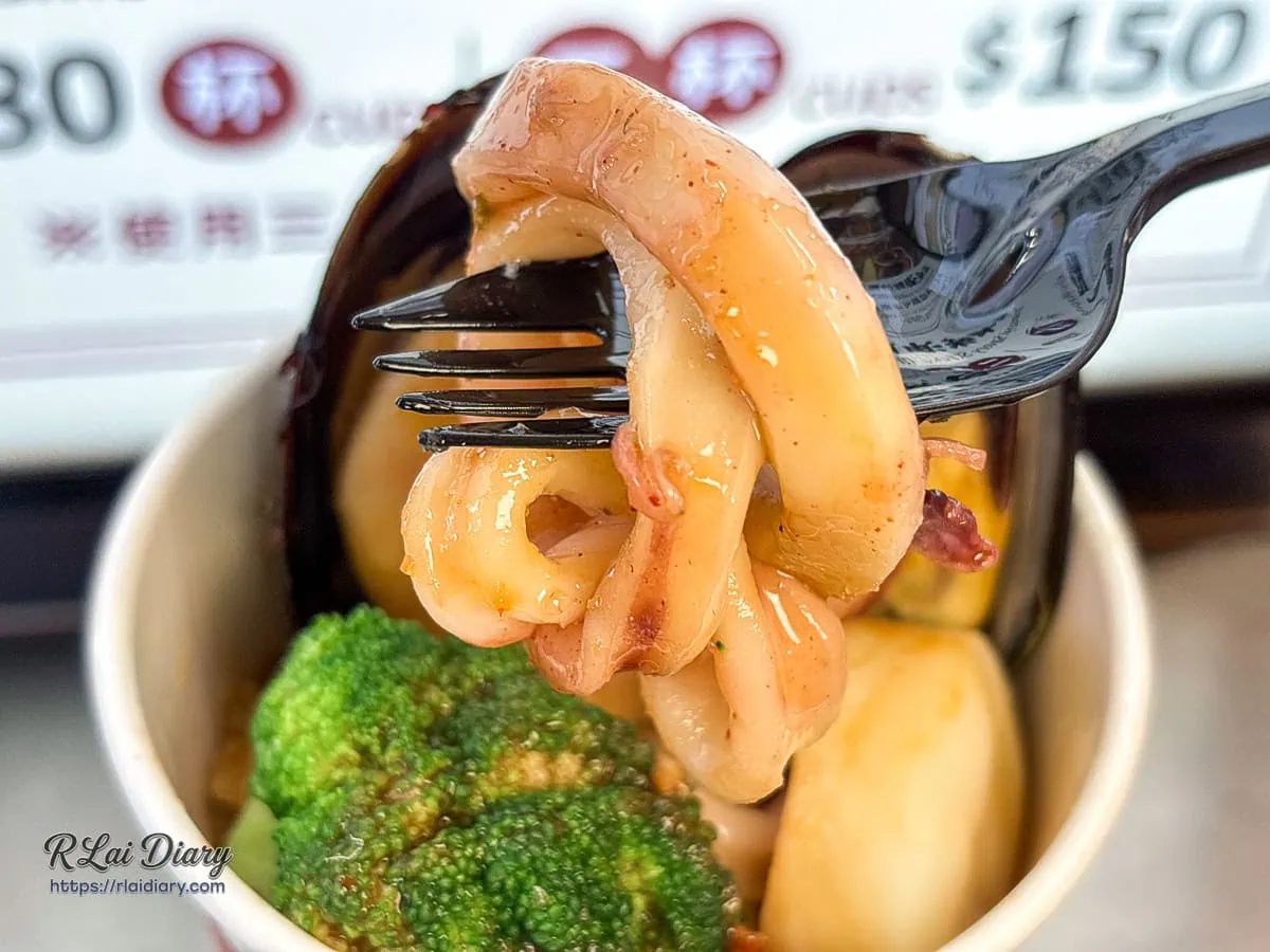 冠顗油飯蒜香海鮮油飯丼中的Ｑ彈中卷，沾滿濃郁蒜香醬汁令人垂涎