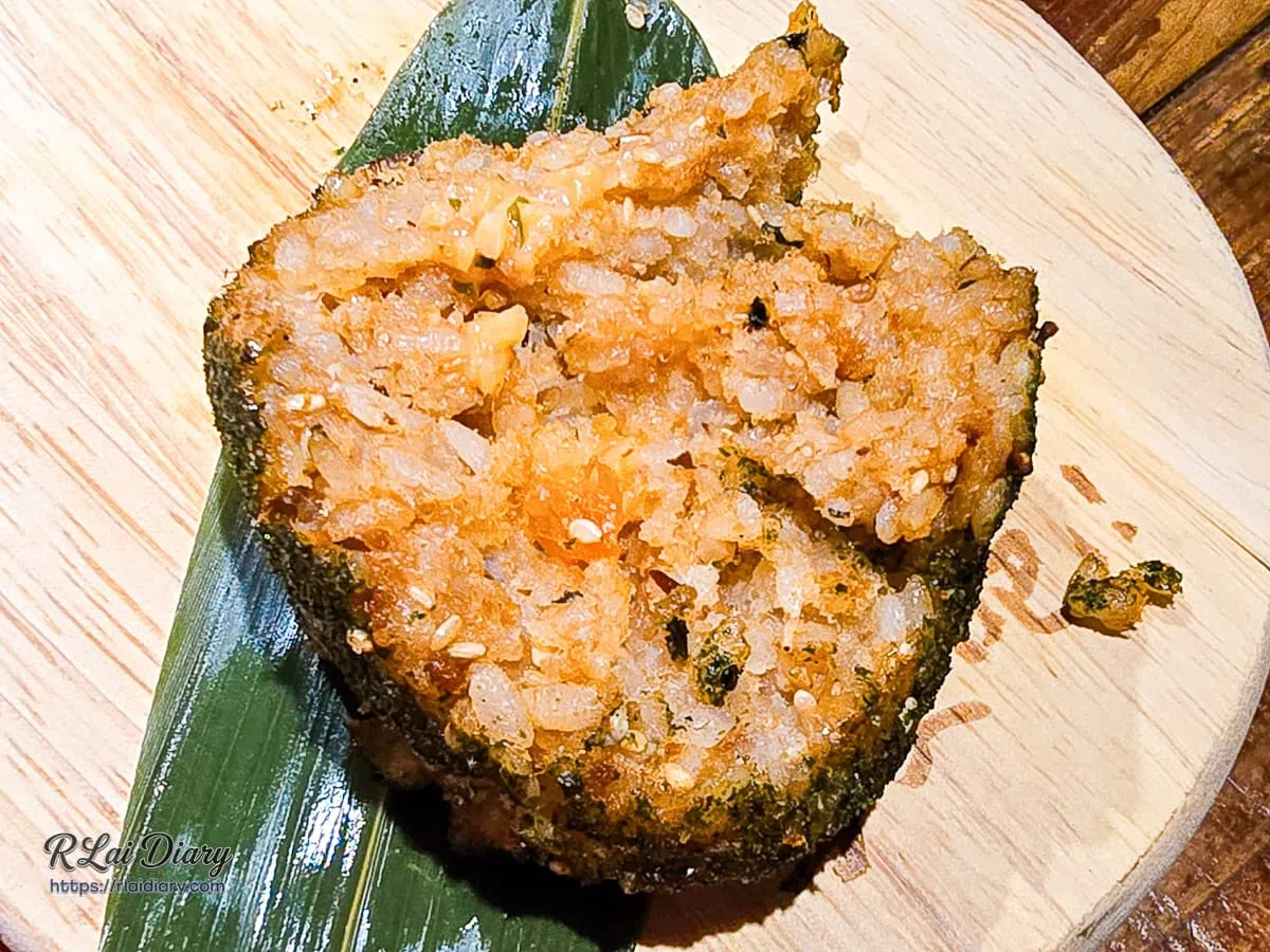 充滿質樸醬香的日式烤飯糰軟糯米粒切面