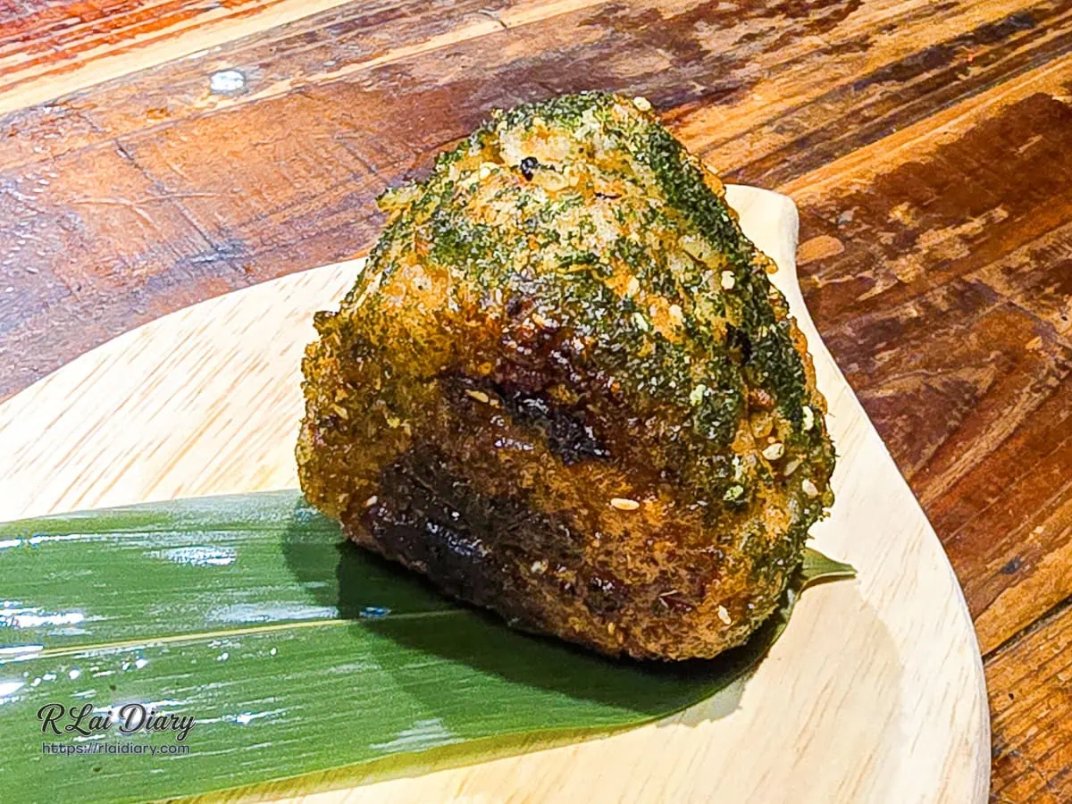 撒滿海苔粉與白芝麻的日式烤飯糰側拍