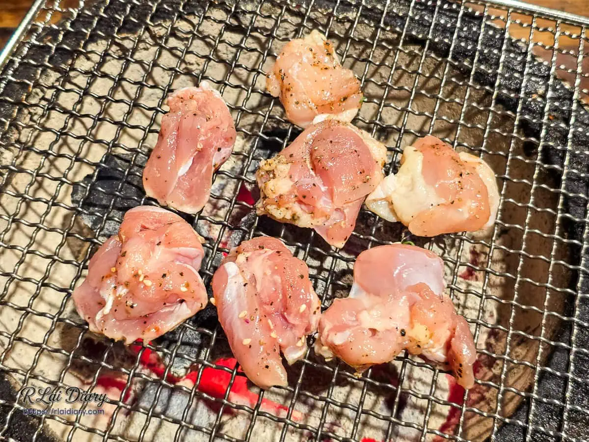 炭火上漸漸轉為金黃色的去骨雞腿肉