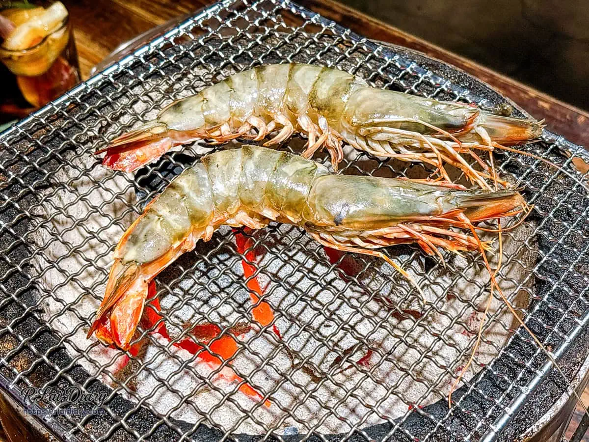 炭火網格上受熱逐漸轉紅的深海大蝦
