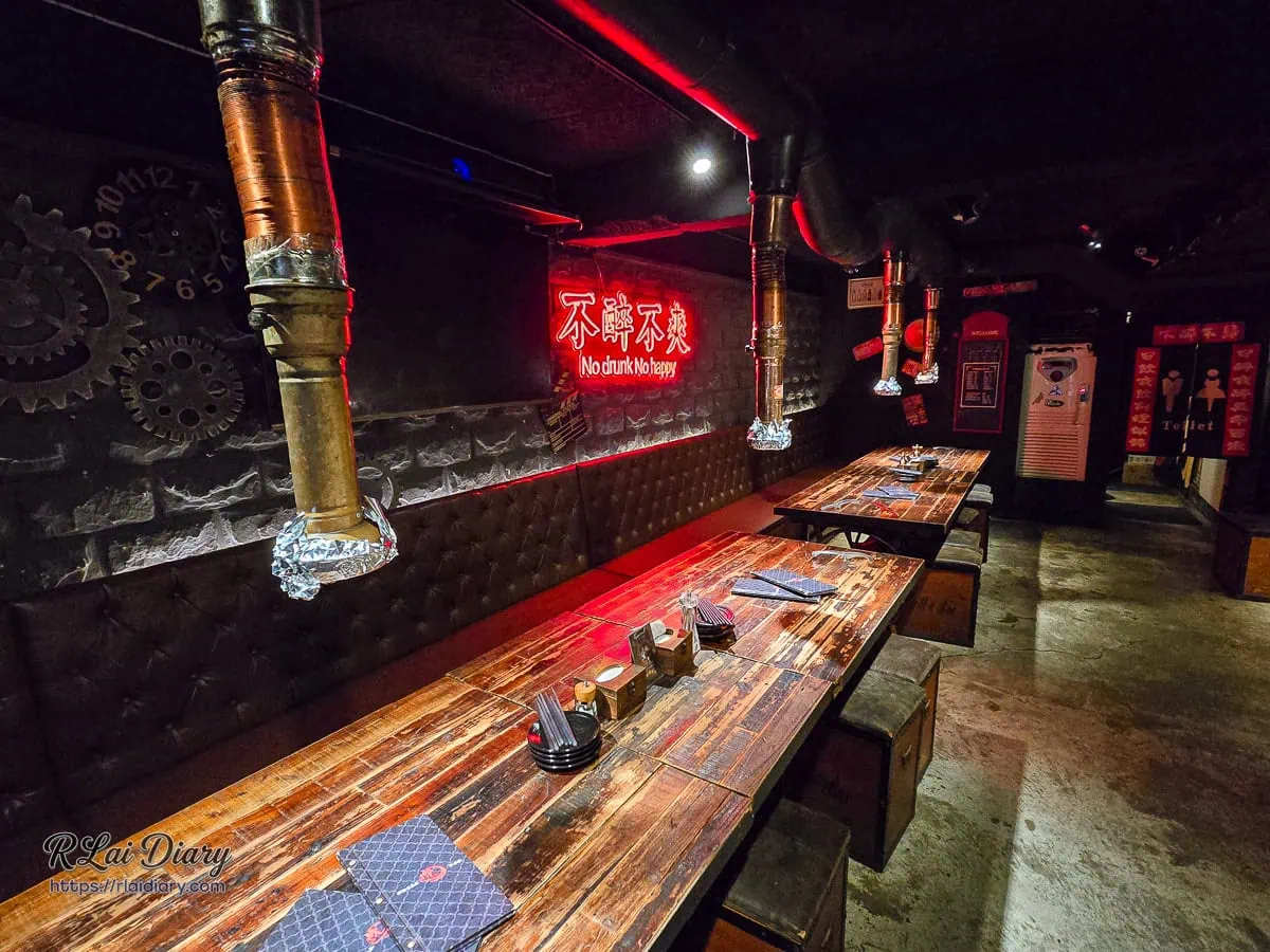 吽燒肉市民店復古皮沙發與寬敞多人聚餐長桌