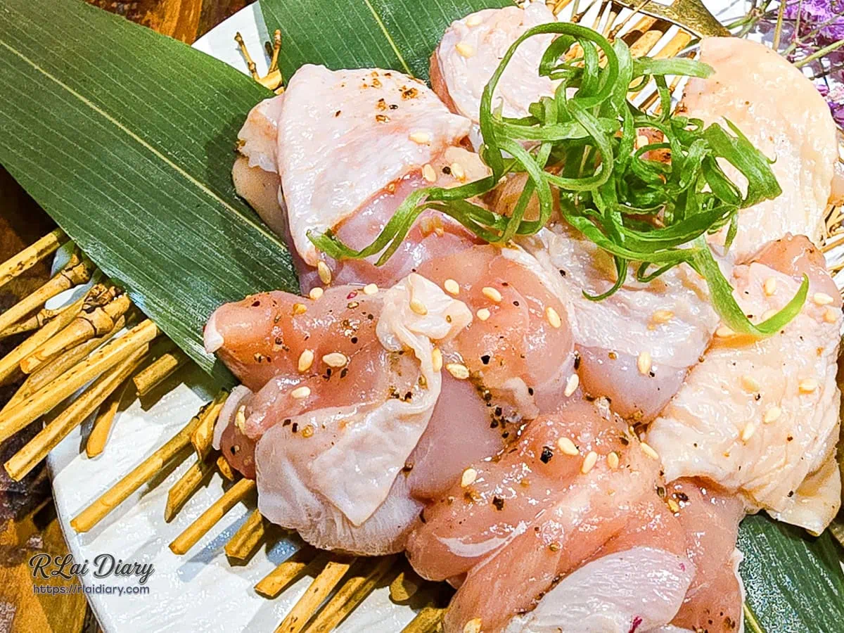 撒上芝麻與黑胡椒調味的新鮮雞腿肉近拍