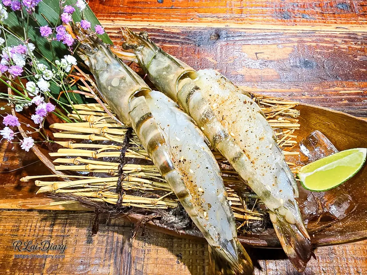 貼心開背去殼的巨無霸深海大蝦生食擺盤