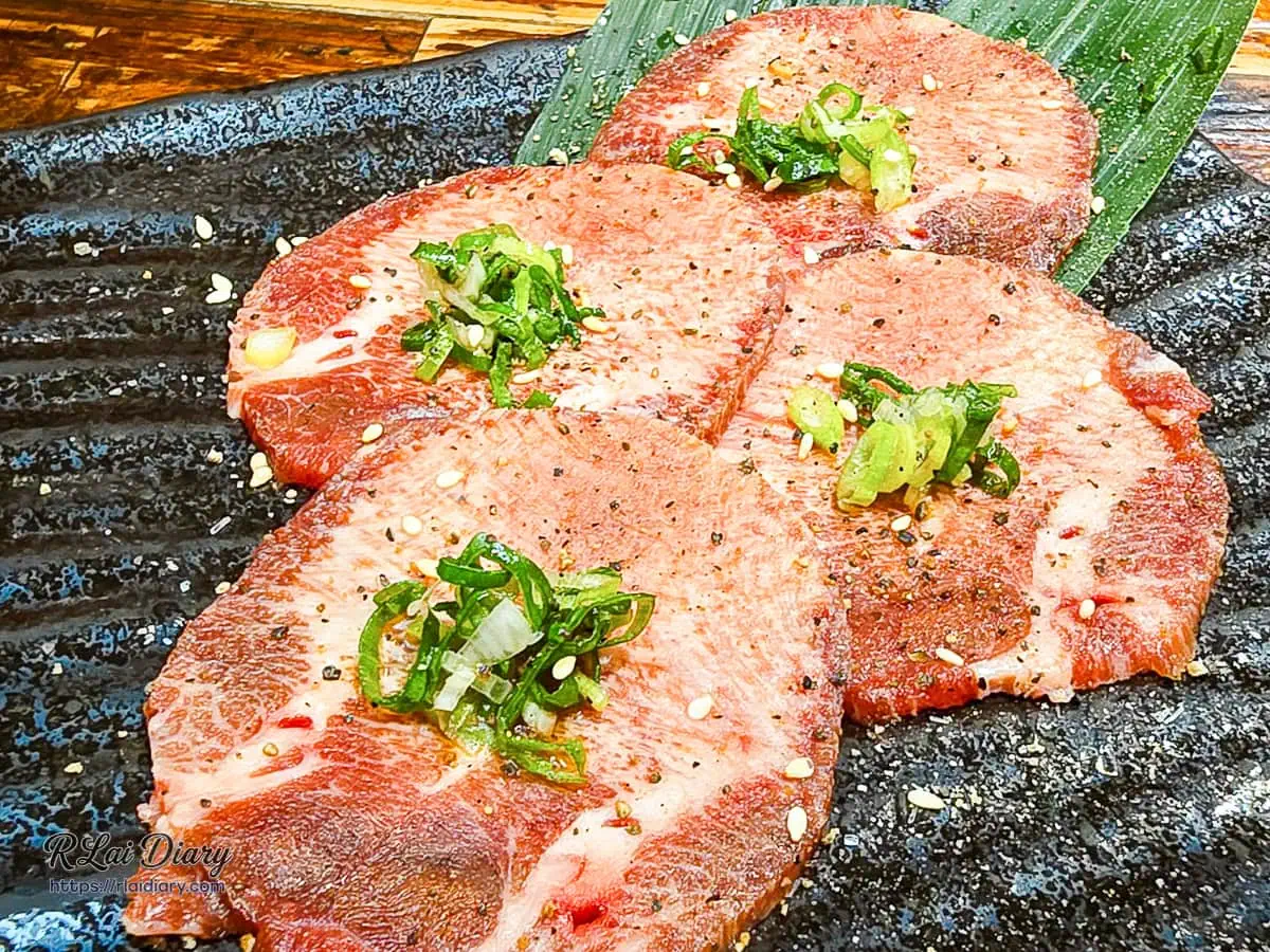 吽燒肉特製蔥鹽牛舌生肉均勻油花