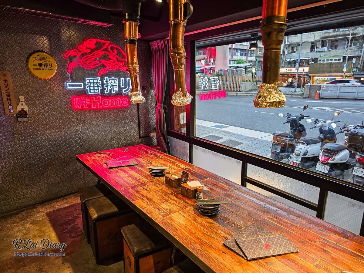 吽燒肉市民店窗邊座位與一番搾霓虹燈飾