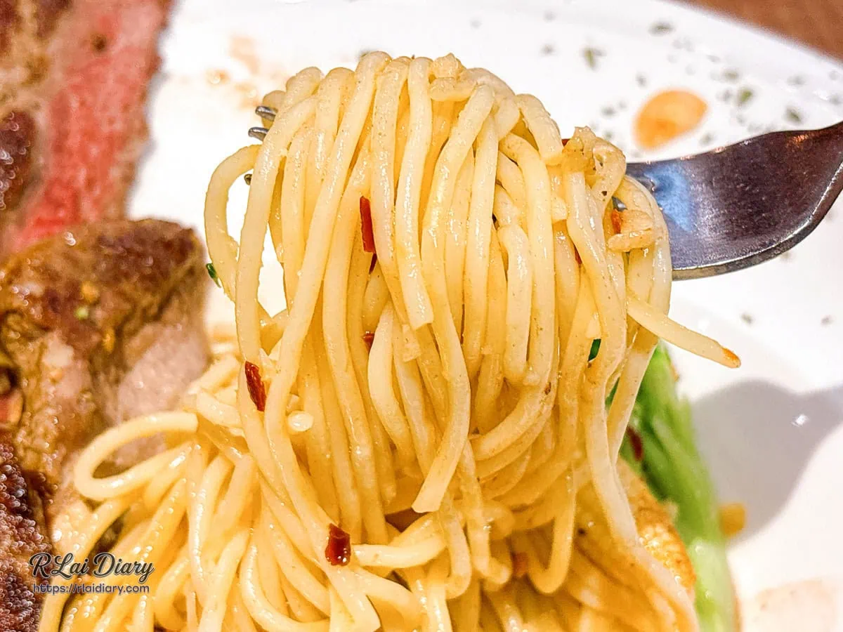 西門站美食INN CAFE：經典蒜片牛排義大利麵Ｑ彈麵條特寫