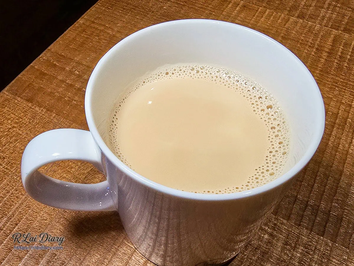 INN CAFE西門店飲品：熱玫瑰奶茶綿密奶泡特寫