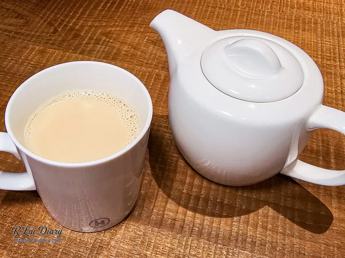 西門町咖啡廳INN CAFE：溫潤白瓷茶壺裝熱玫瑰奶茶