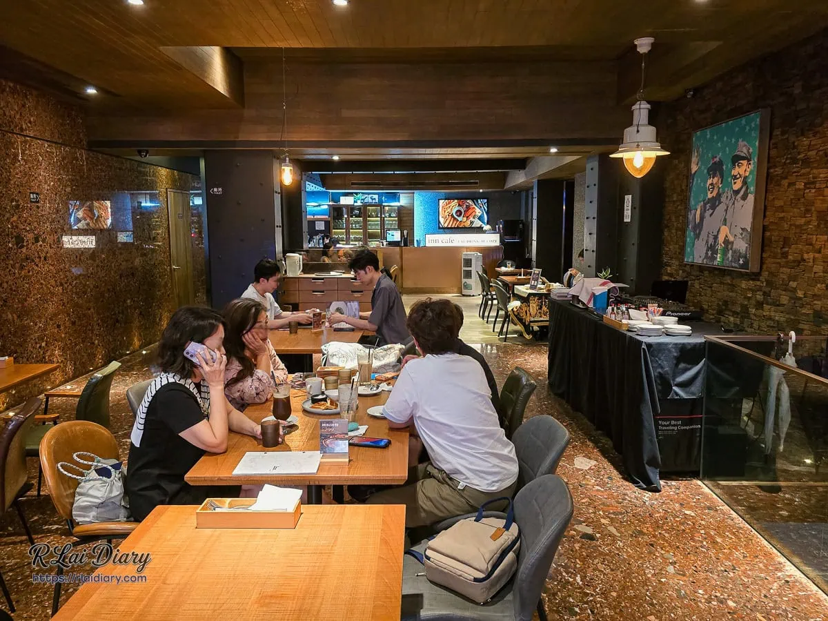 INN CAFE西門店寬敞室內用餐環境與大木桌座位區