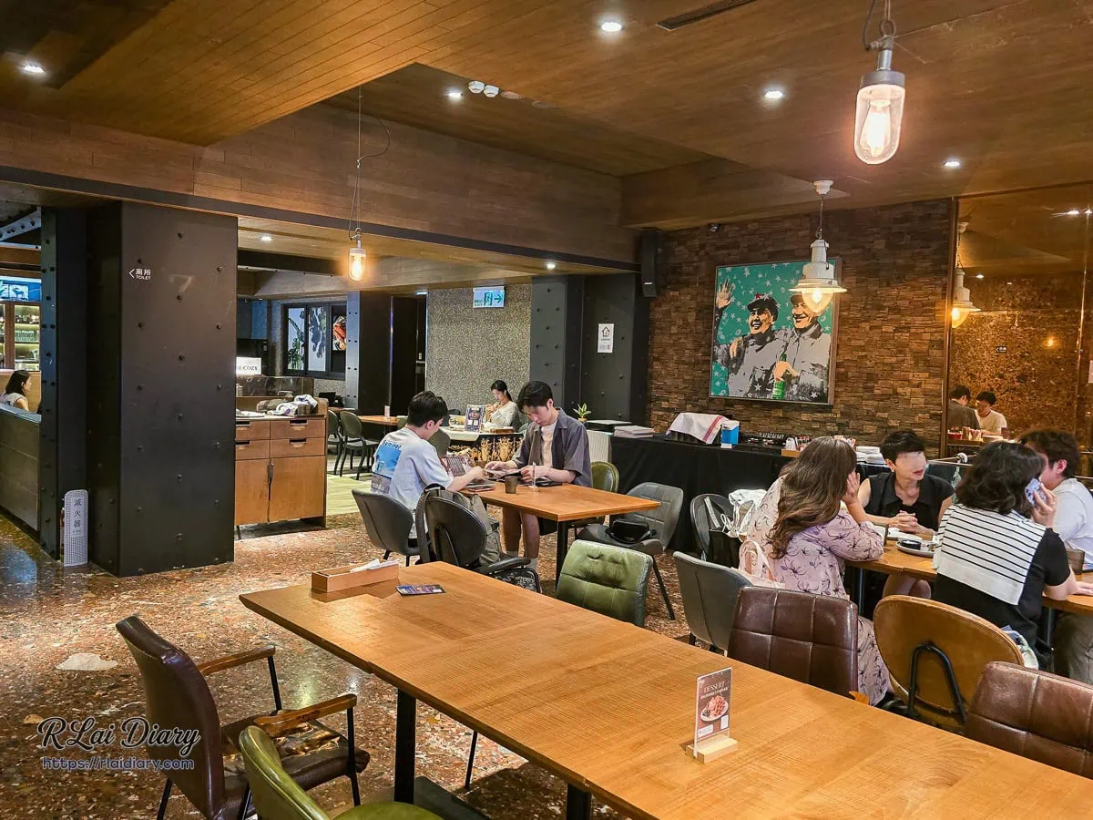萬華區INN CAFE西門店復古質感室內裝潢與畫作