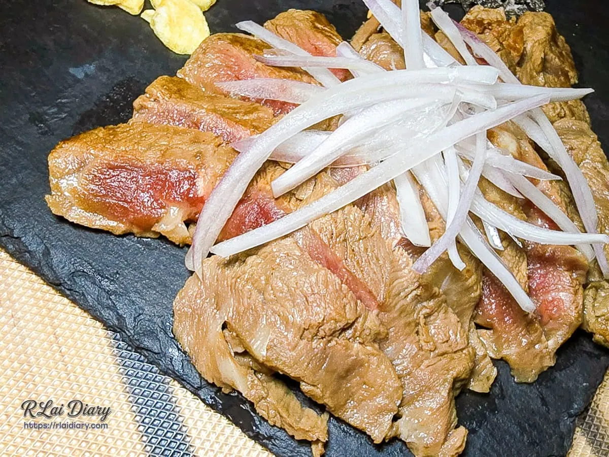 稷旬蒔堂居酒屋鎖住豐沛肉汁的和風炙燒牛排切片特寫