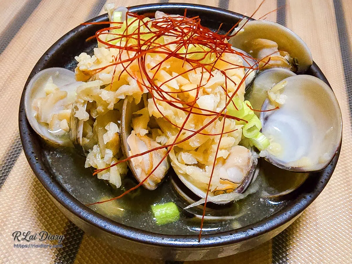 稷旬蒔堂居酒屋鮮甜飽滿的極鮮酒蒸蛤蜊深色陶碗盛裝
