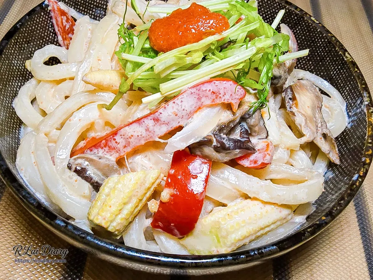 稷旬蒔堂居酒屋奶香濃郁的明太子拌炒烏龍麵搭配彩椒與玉米筍