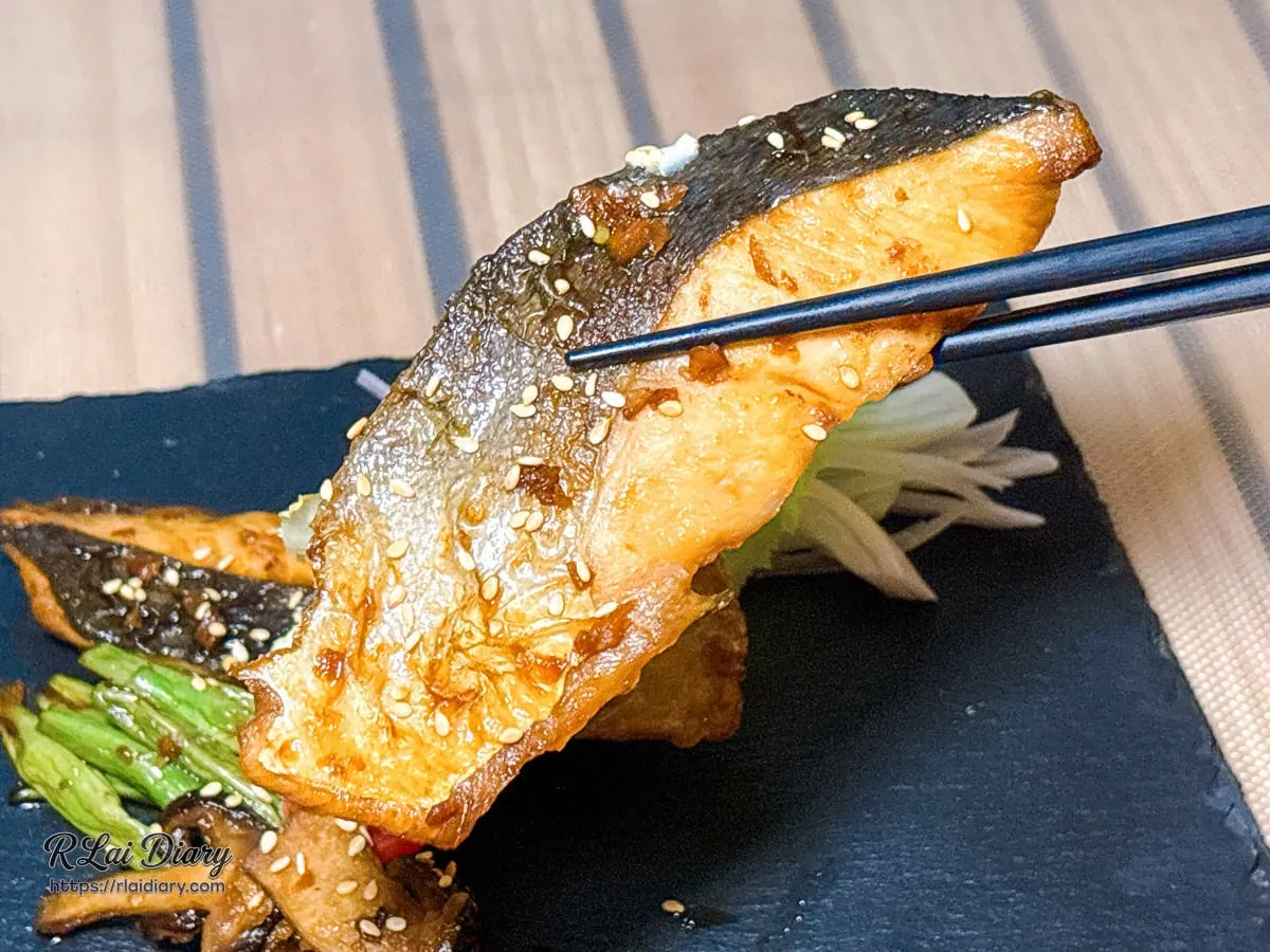 稷旬蒔堂居酒屋特製和風醬燒鮭魚厚切魚肉夾起特寫近照