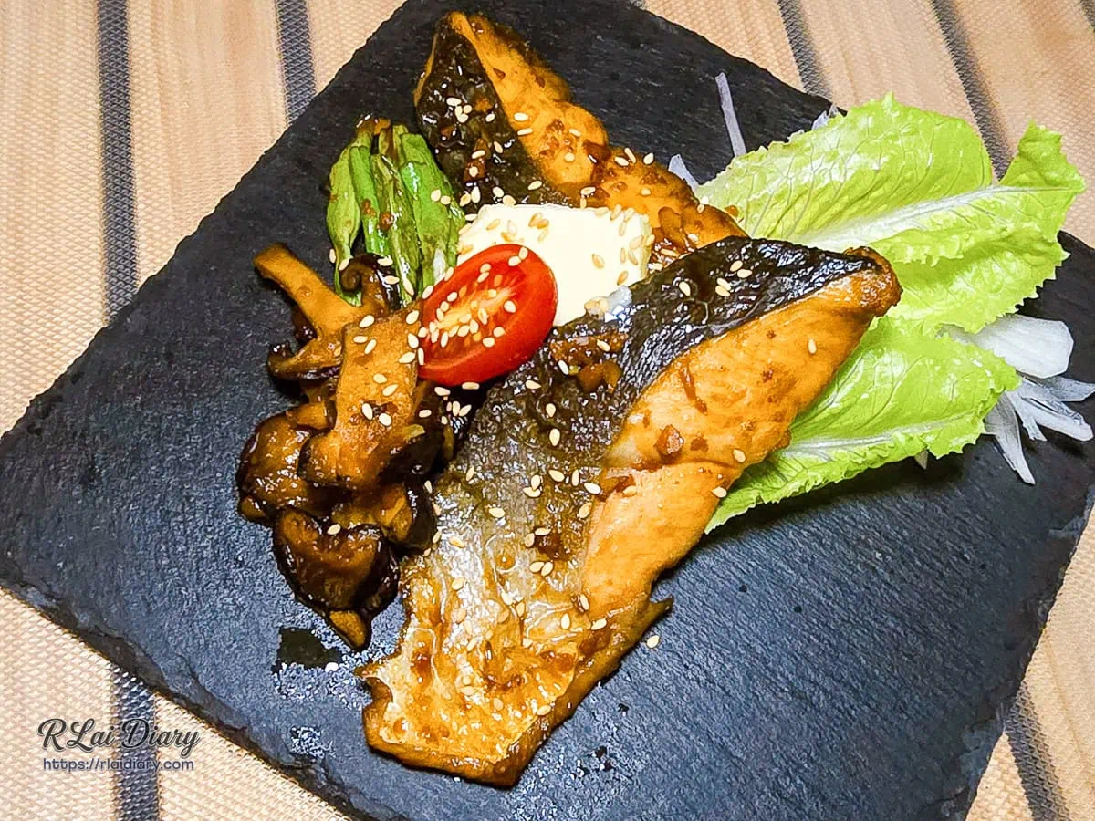 稷旬蒔堂居酒屋充滿香氣的特製和風醬燒鮭魚岩板擺盤