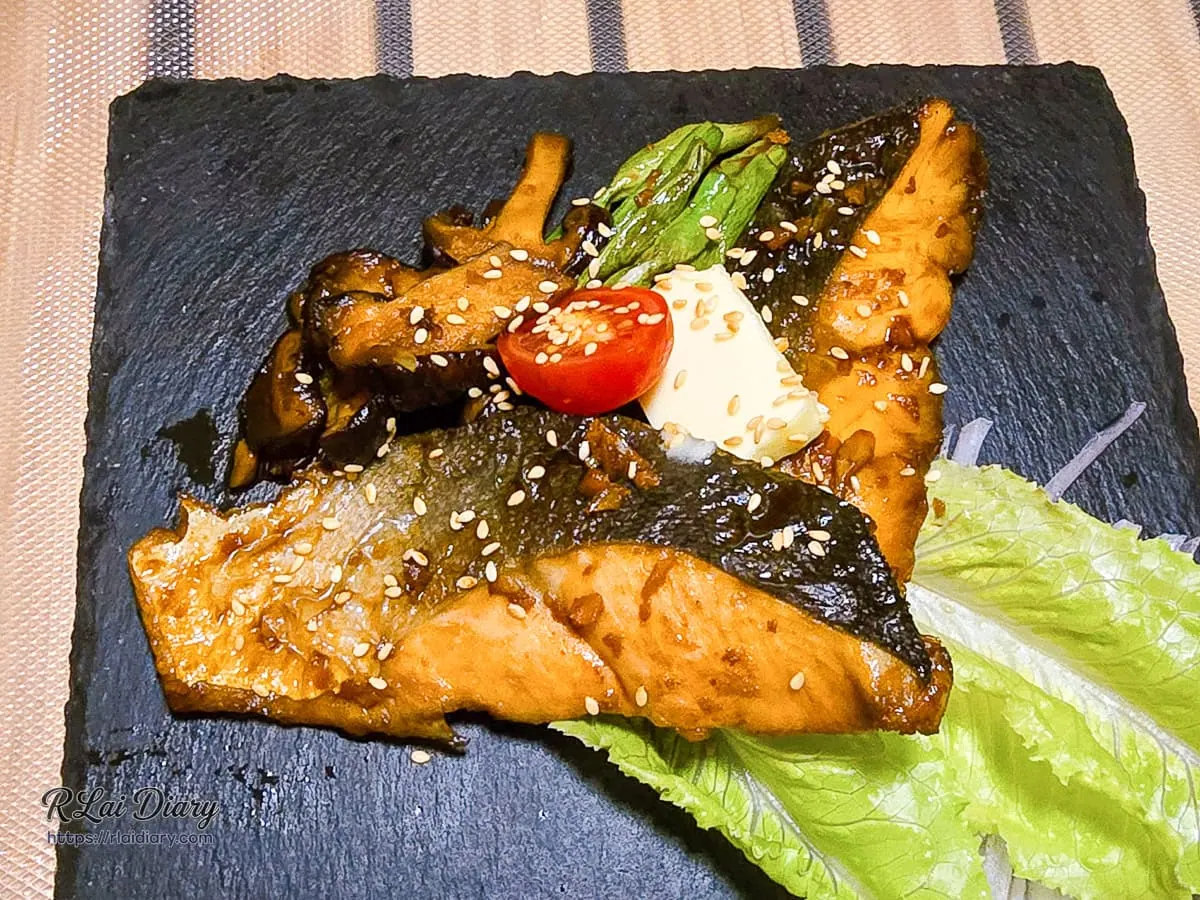 稷旬蒔堂居酒屋特製和風醬燒鮭魚搭配濃郁奶油與炒香菇