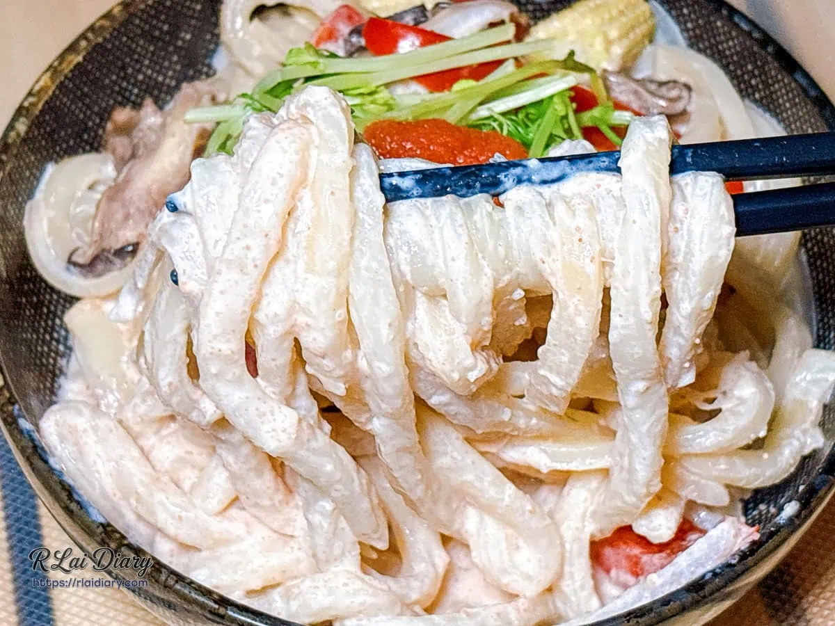 稷旬蒔堂居酒屋吸飽濃郁白醬的明太子拌炒烏龍麵麵條特寫