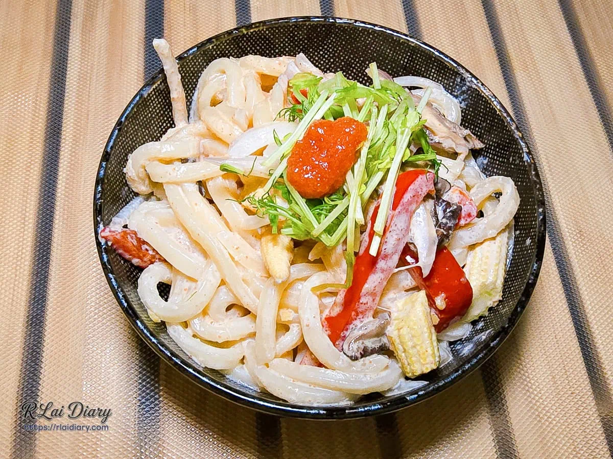 稷旬蒔堂居酒屋點綴水菜與鮮紅明太子的Q彈拌炒烏龍麵