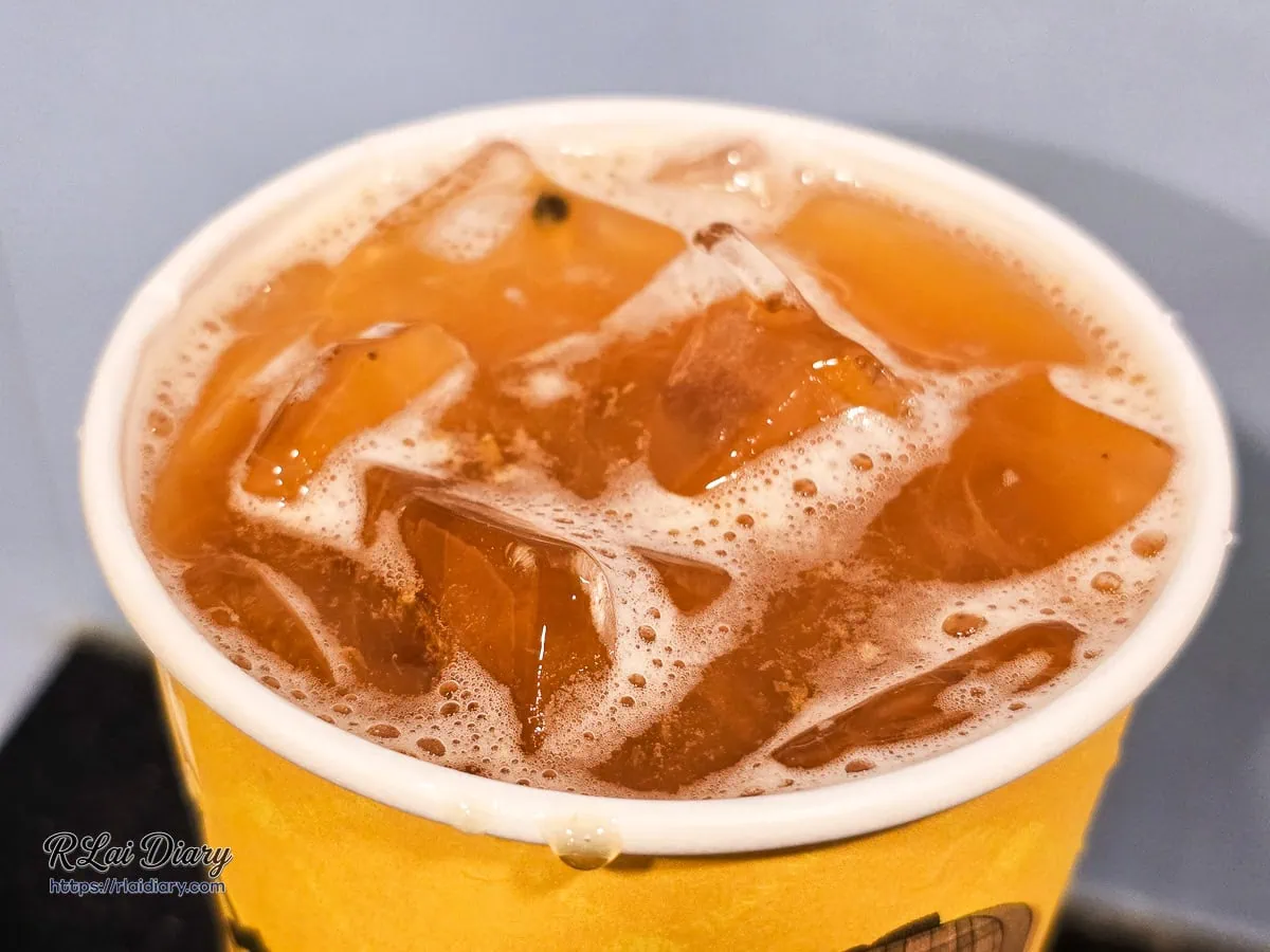 先喝道招牌英式水果茶百香果粒與茶湯特寫