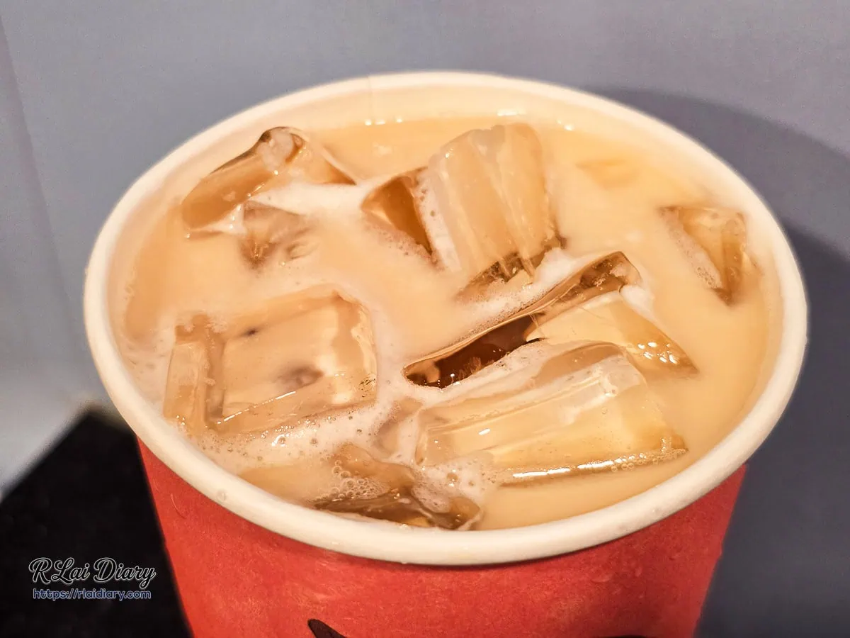 先喝道英式玫瑰拿鐵沁涼茶湯與細緻奶泡特寫