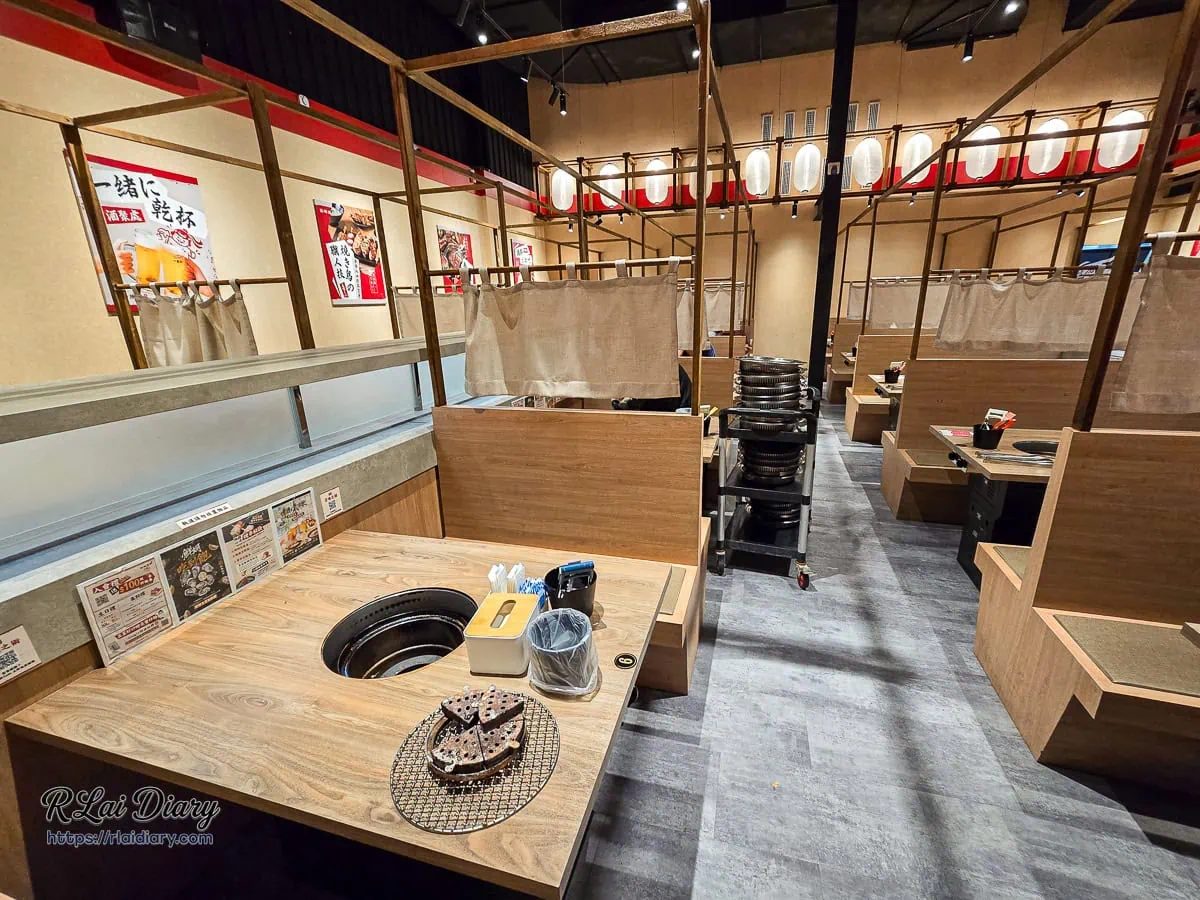 築崎燒串放題松竹店雙層軌道送餐系統與座位