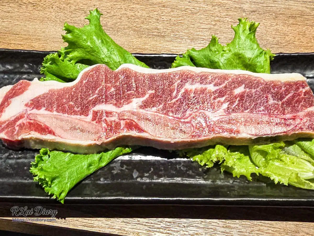 築崎燒串放題松竹店帶骨牛小排生肉特寫